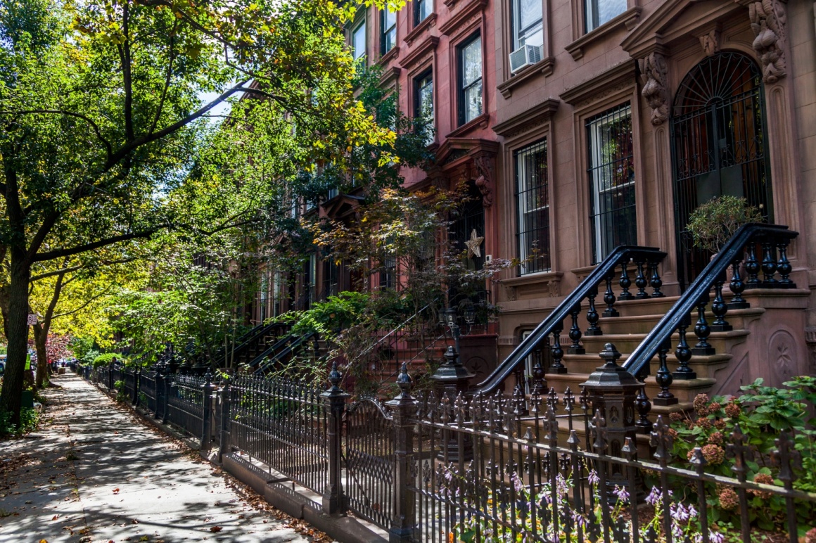 'Brownstone Homes along residential Neighborhood sidewalk in Brooklyn New York' - Νέα Υόρκη