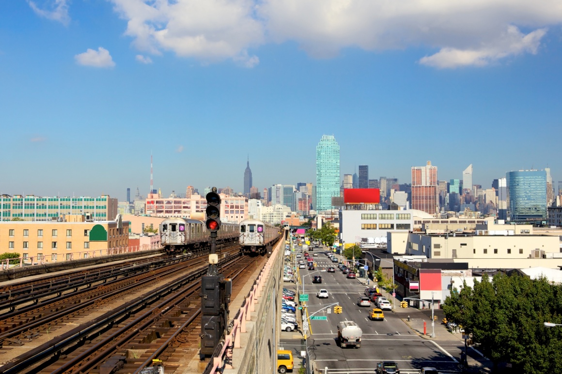 'New York City skyline from subway line in Queens' - Νέα Υόρκη